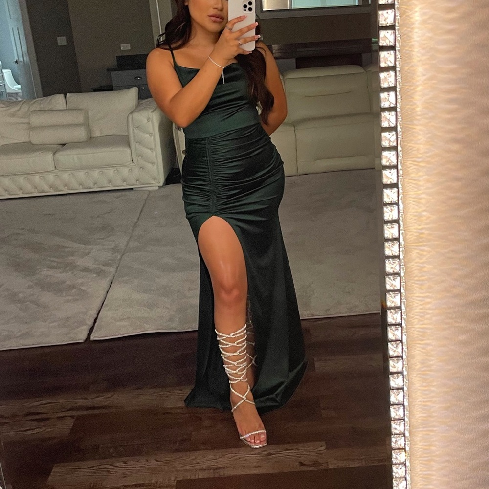 GORGEOUS EMERALD GREEN DRESS